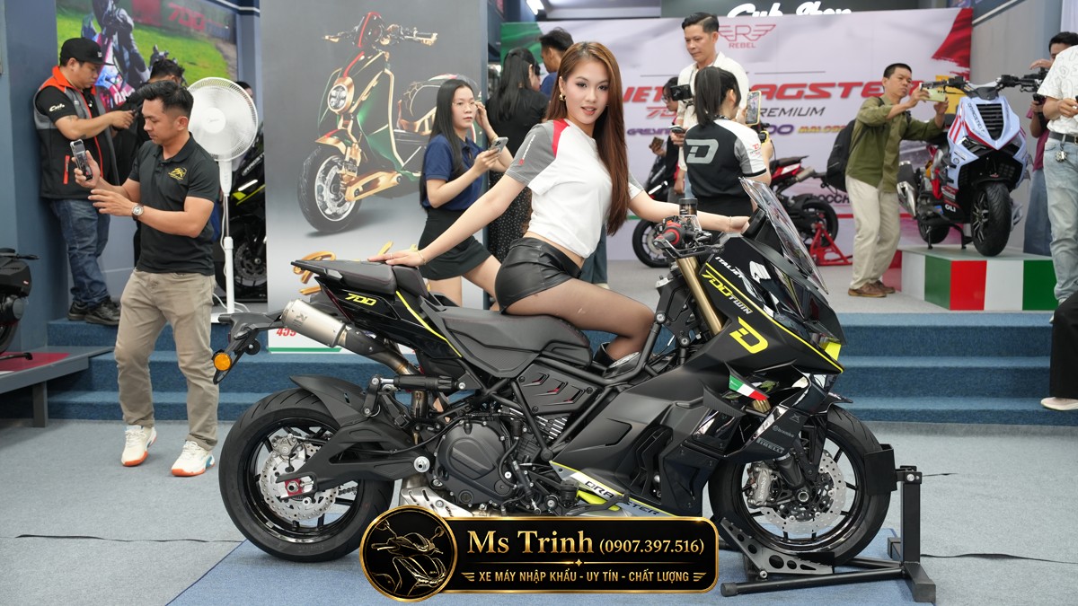 Siêu mô tô đội lốt scooter Dragster 700 Twin Premium Edition thu hút sự chú ý tại sự kiện.