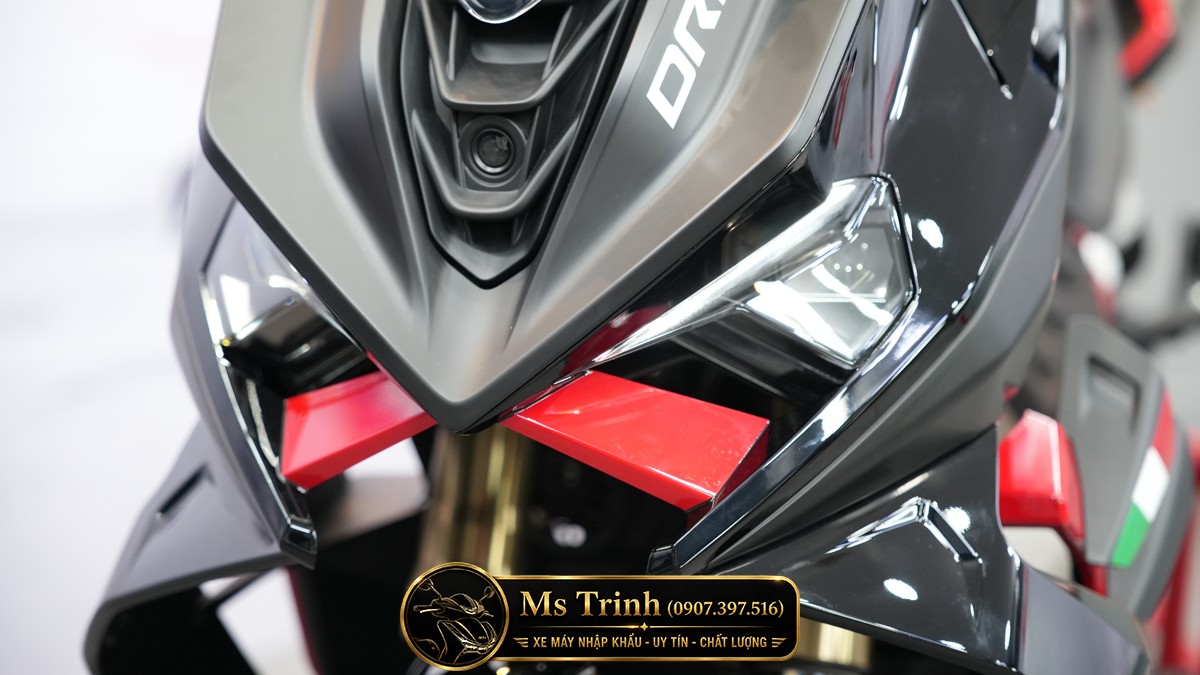 Logo 700 Twin trên thân xe Italjet Dragster 700 Twin Premium Edition