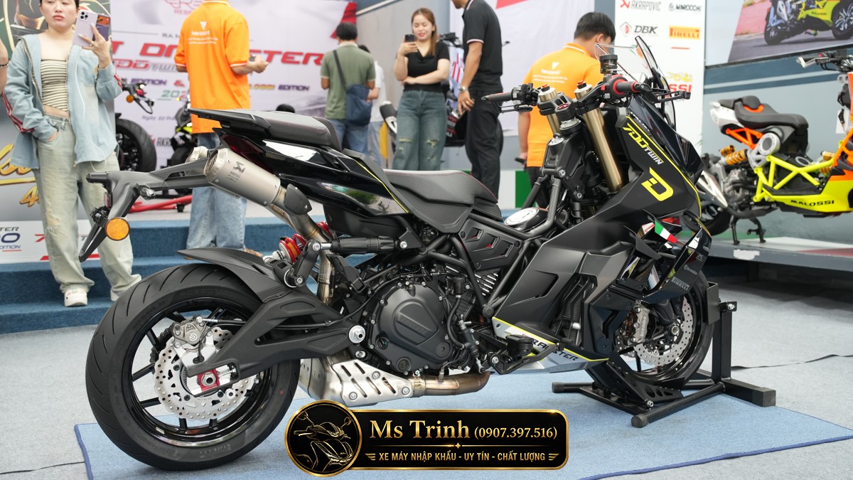 Ống xả Akrapovic cao cấp góp phần nâng tầm hiệu suất và âm thanh cho Dragster 700 Twin.