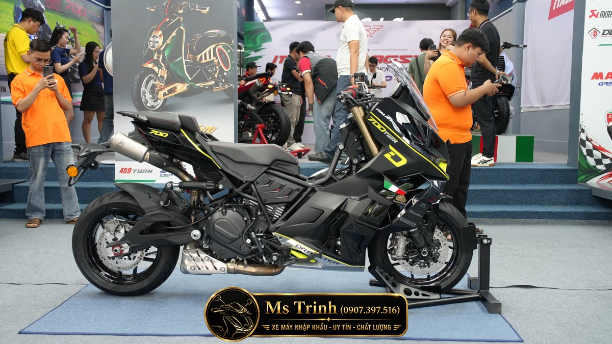 Italjet Dragster 700 Twin Premium Edition nhìn ngang nổi bật với khung lộ thiên