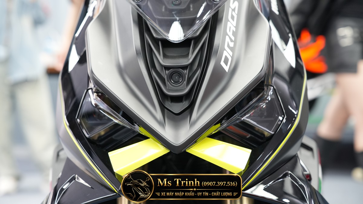 Góc nhìn phía sau Italjet Dragster 700 Twin Premium Edition tại showroom