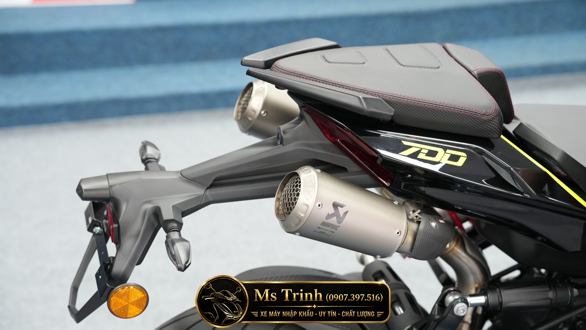 Phần đuôi xe được thiết kế sắc nét kết hợp cặp ống xả Akrapovic đầy cuốn hút.