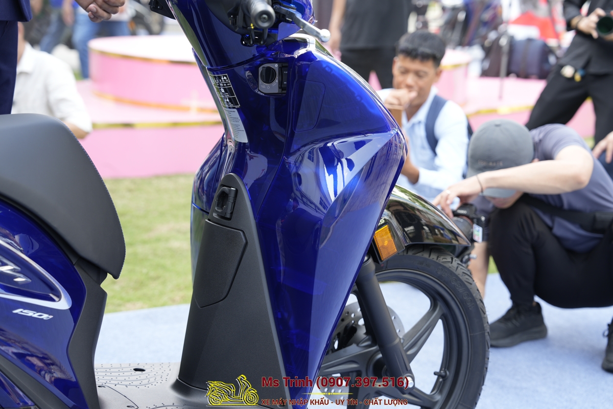 Chi tiết thân xe Honda SH150 Vetro Blue 2026 cao cấp