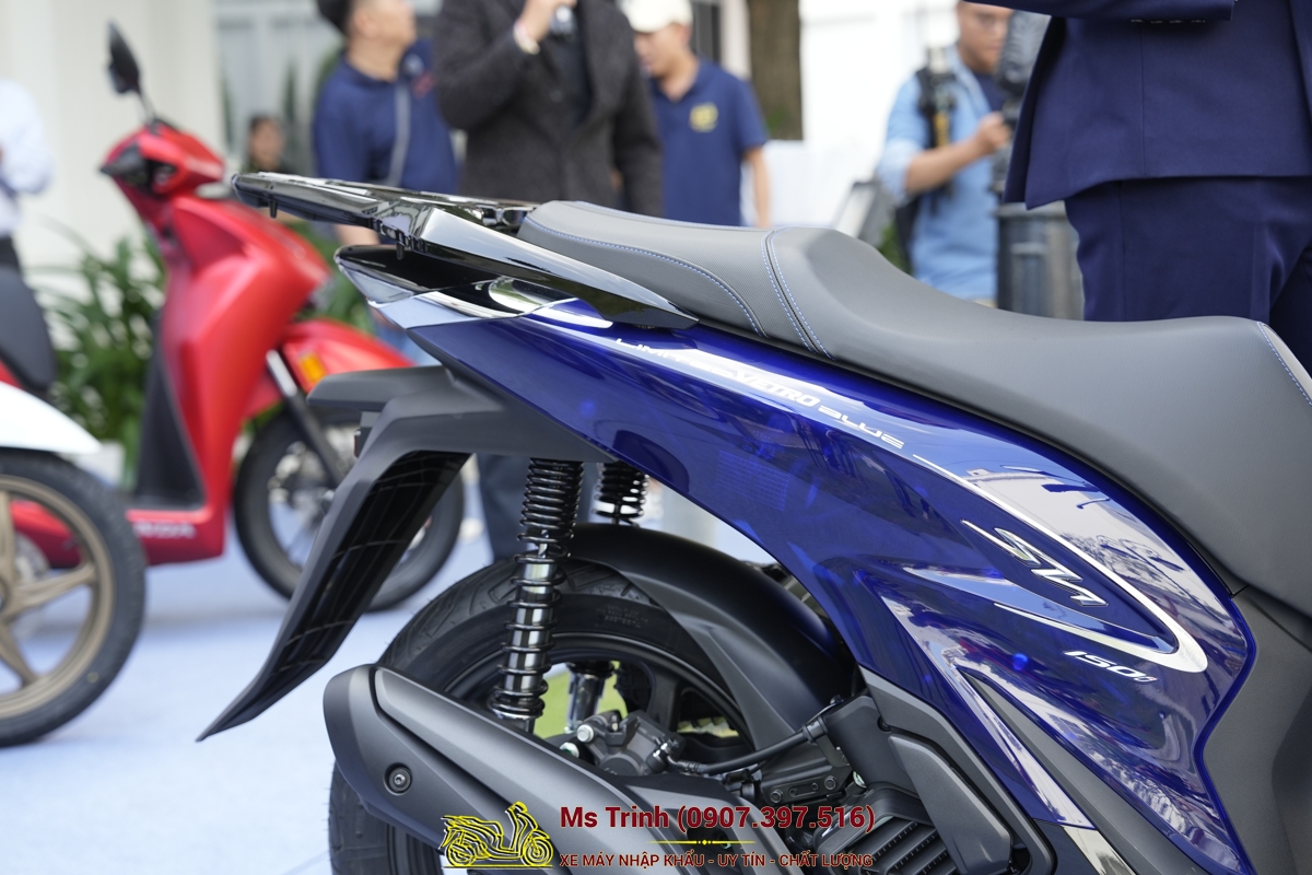 Honda SH150 Vetro Blue 2026 với dàn áo xanh nổi bật