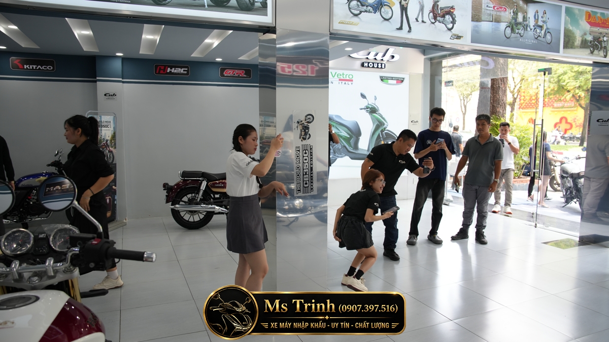 Khách mời tham gia check-in và trải nghiệm Honda CB350C Pro 2026 trong ngày ra mắt tại Việt Nam