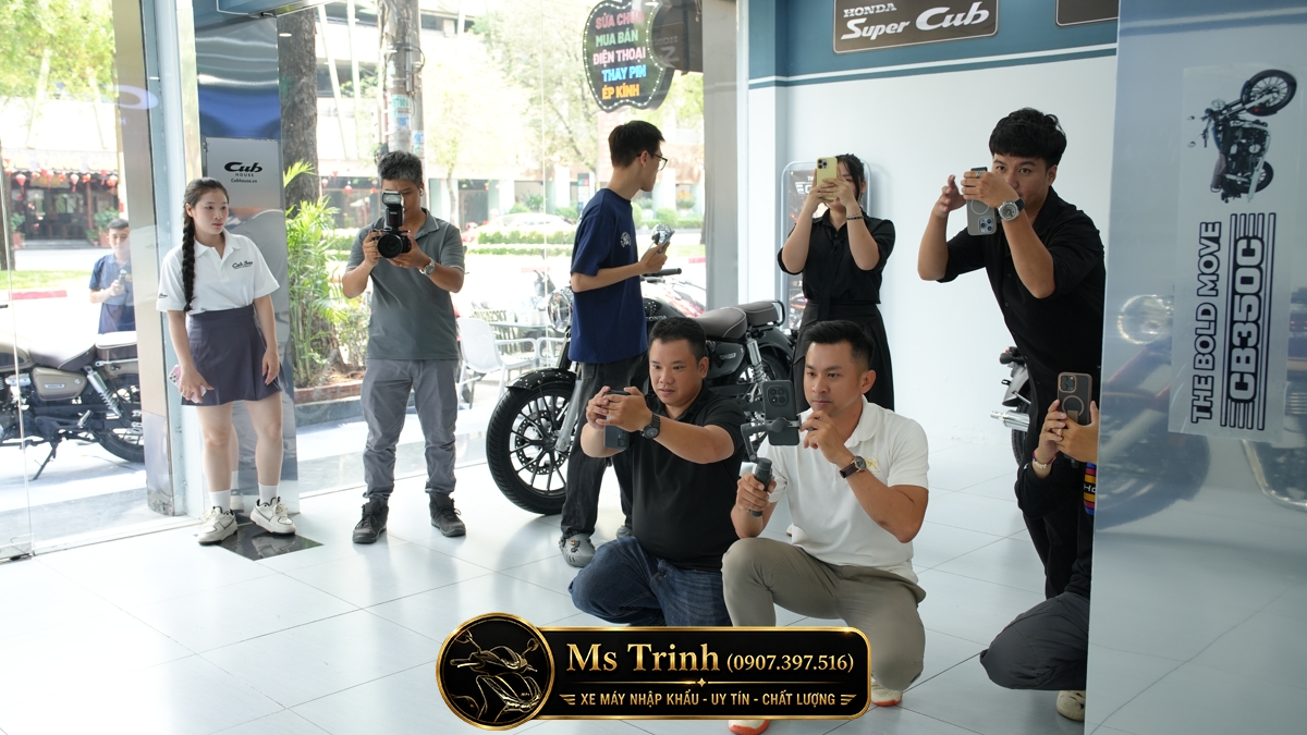 Không khí trải nghiệm Honda CB350C 2026 sôi động bên trong showroom Cub House Việt Nam