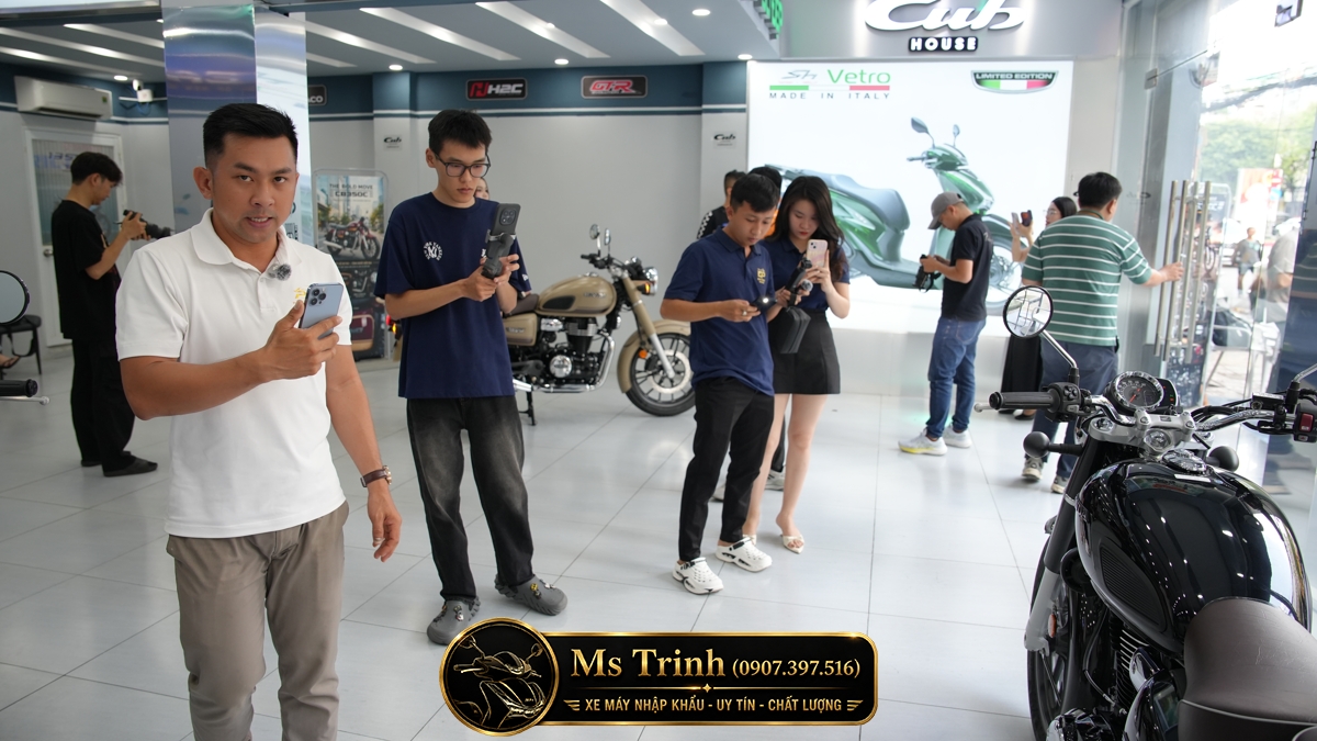 Khách tham quan trải nghiệm thực tế Honda CB350C 2026 bên trong không gian Cub House hiện đại