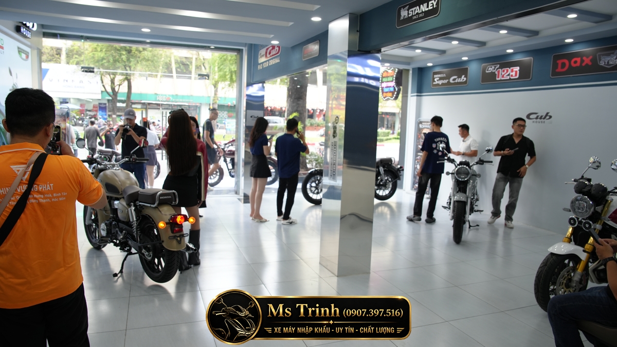 Honda CB350C màu vàng cát Special Edition thu hút mọi ánh nhìn tại showroom Việt Nam