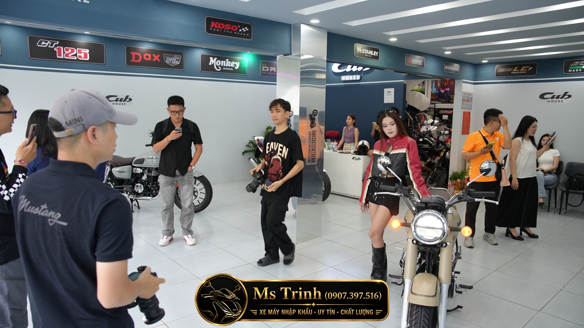 Người tham dự sự kiện hào hứng quay video và chụp ảnh Honda CB350C 2026 mới ra mắt