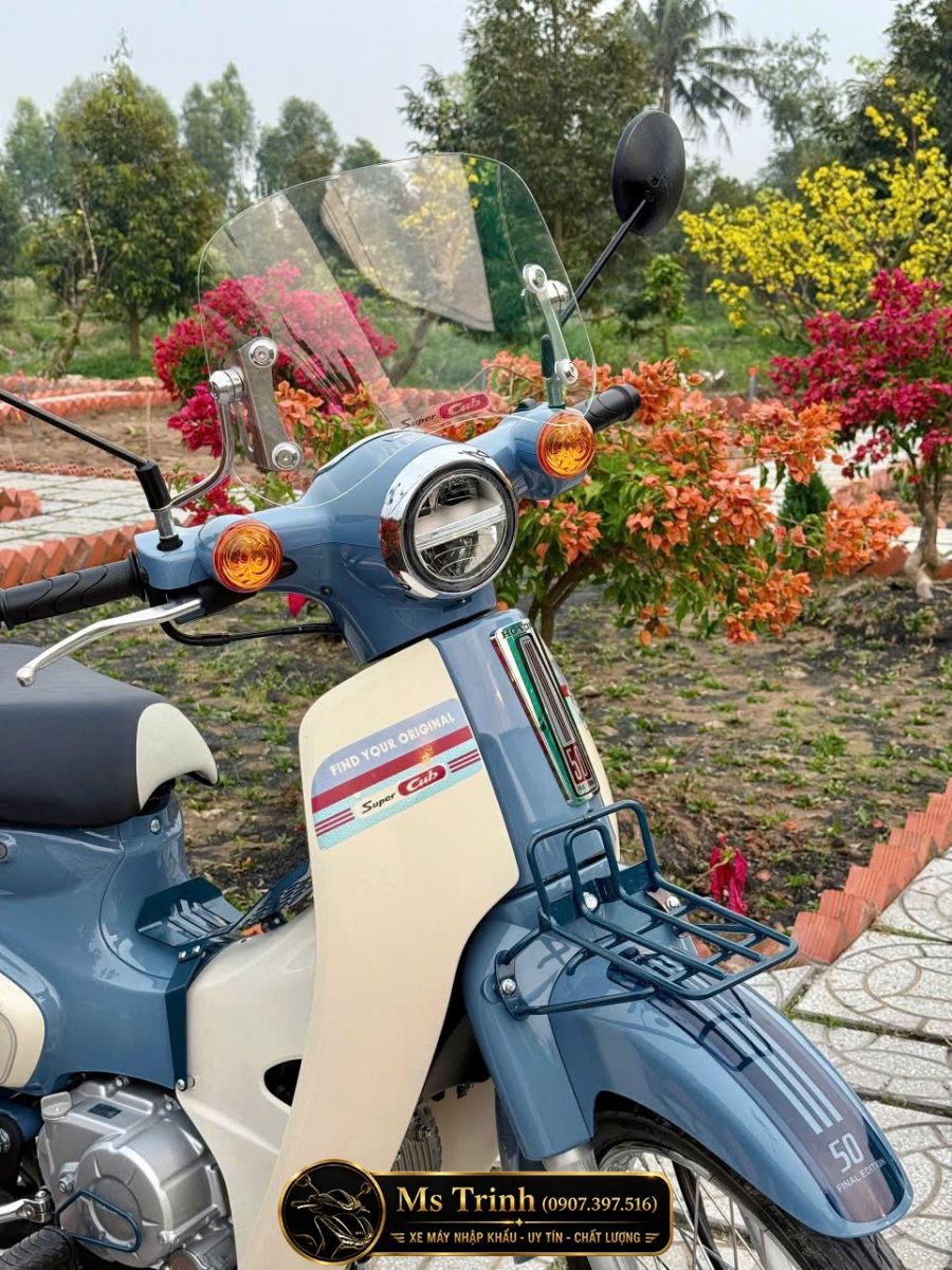 Cận cảnh đầu đèn Honda Super Cub 50 Final Edition kèm kính chắn gió phong cách retro Nhật