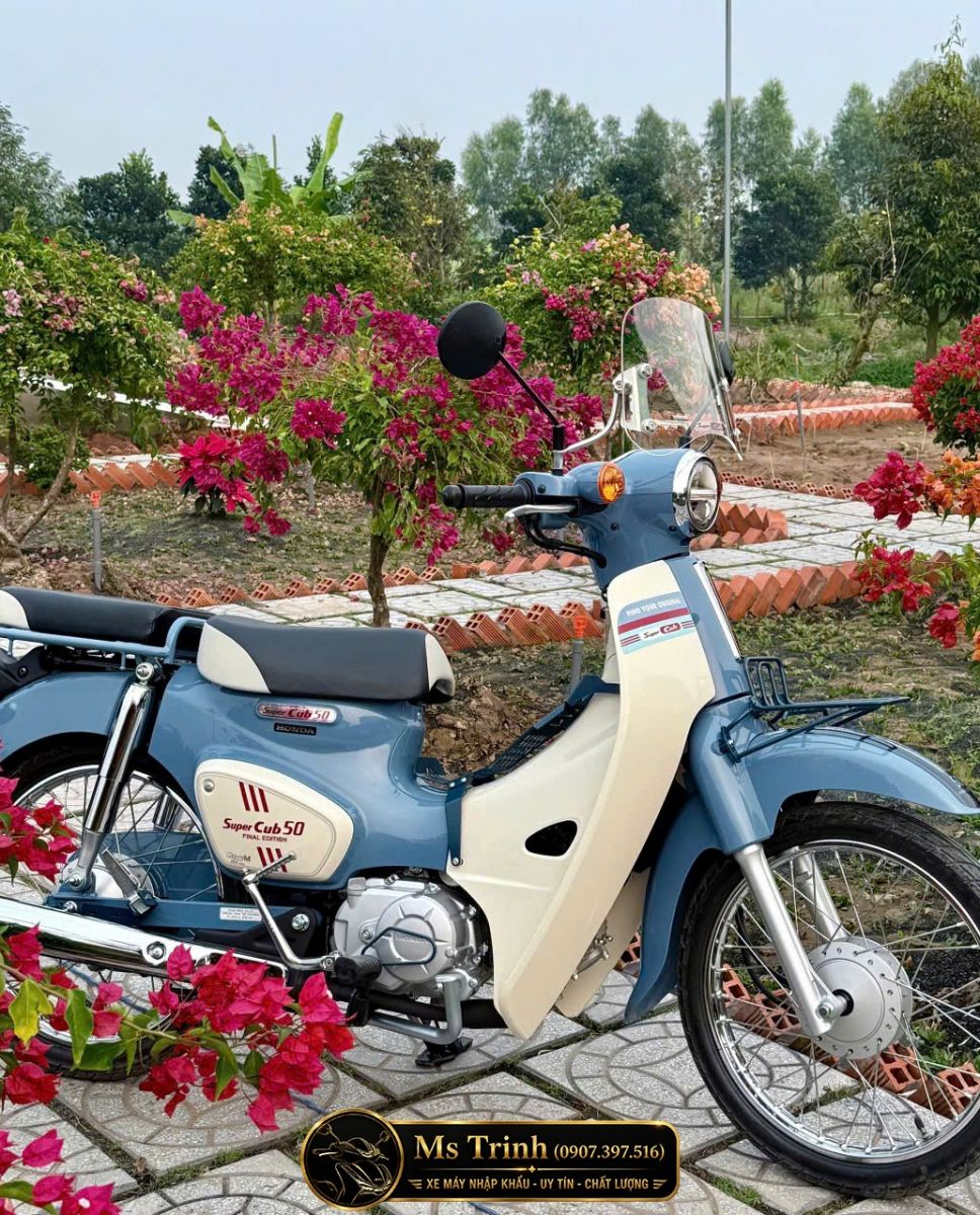 Cận cảnh mặt trước Honda Super Cub 50 Final Edition với cụm đèn LED và kính chắn gió cao cấp