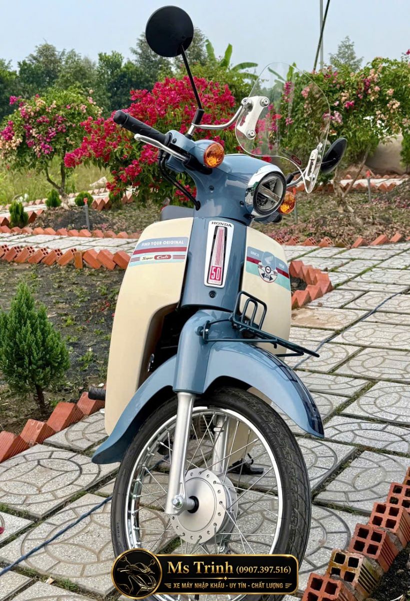 Honda Super Cub 50 Final Edition nổi bật với thiết kế nhỏ gọn và màu sơn xanh kem sang trọng