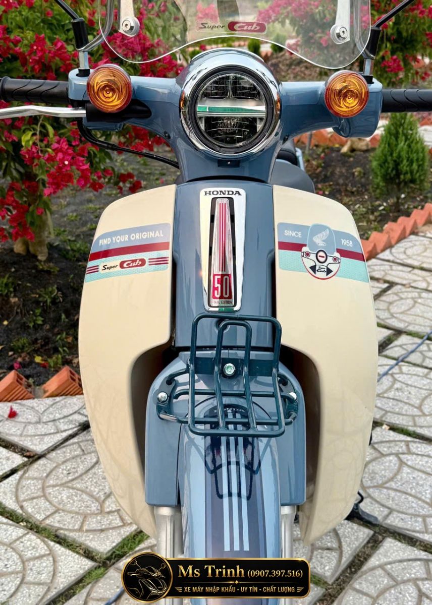 Góc nhìn cận cảnh phần thân Honda Super Cub 50 Final Edition cùng tem trang trí phong cách Nhật