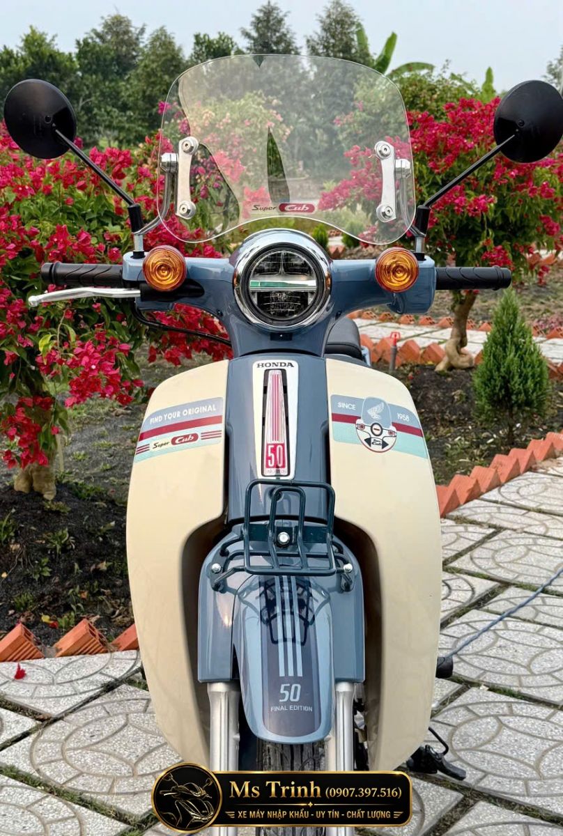 Honda Super Cub 50 Final Edition gây ấn tượng với kiểu dáng cổ điển và phụ kiện touring đồng bộ