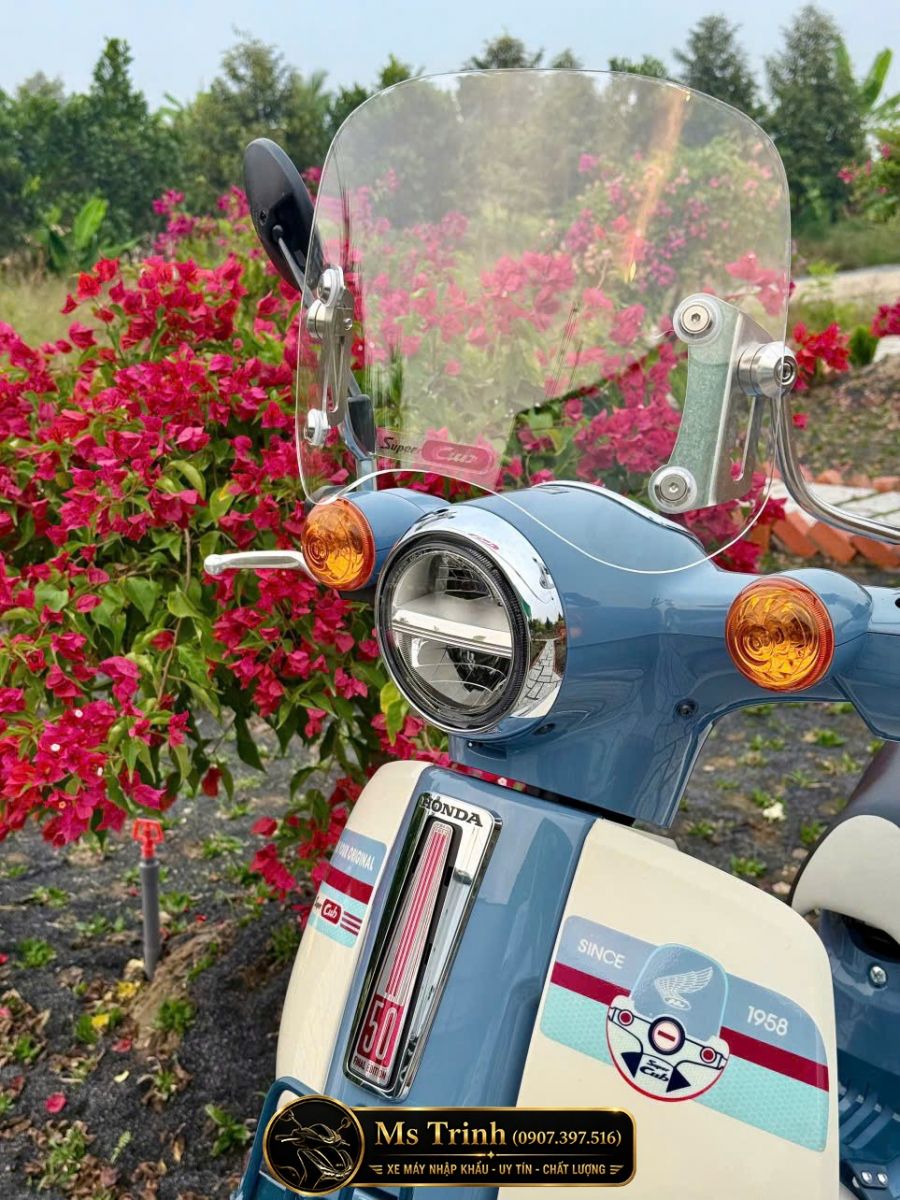 Kính chắn gió trong suốt giúp Honda Super Cub 50 Final Edition tăng vẻ cổ điển sang trọng hơn