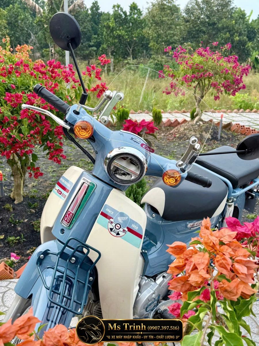 Cận cảnh phần đầu Honda Super Cub 50 Final Edition với kính chắn gió và baga mũi đẹp mắt