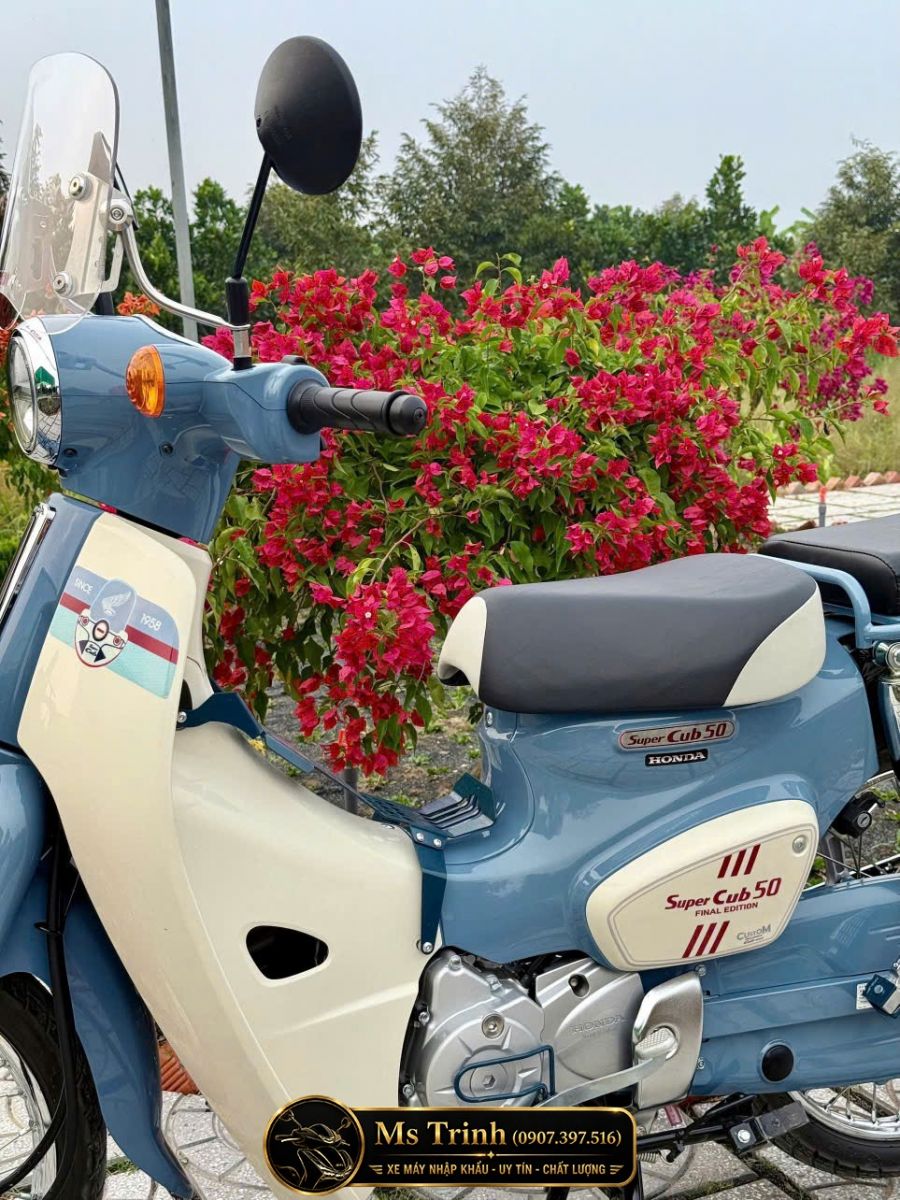 Honda Super Cub 50 Final Edition khoe phần hông xe thanh lịch cùng tem Final Edition độc quyền