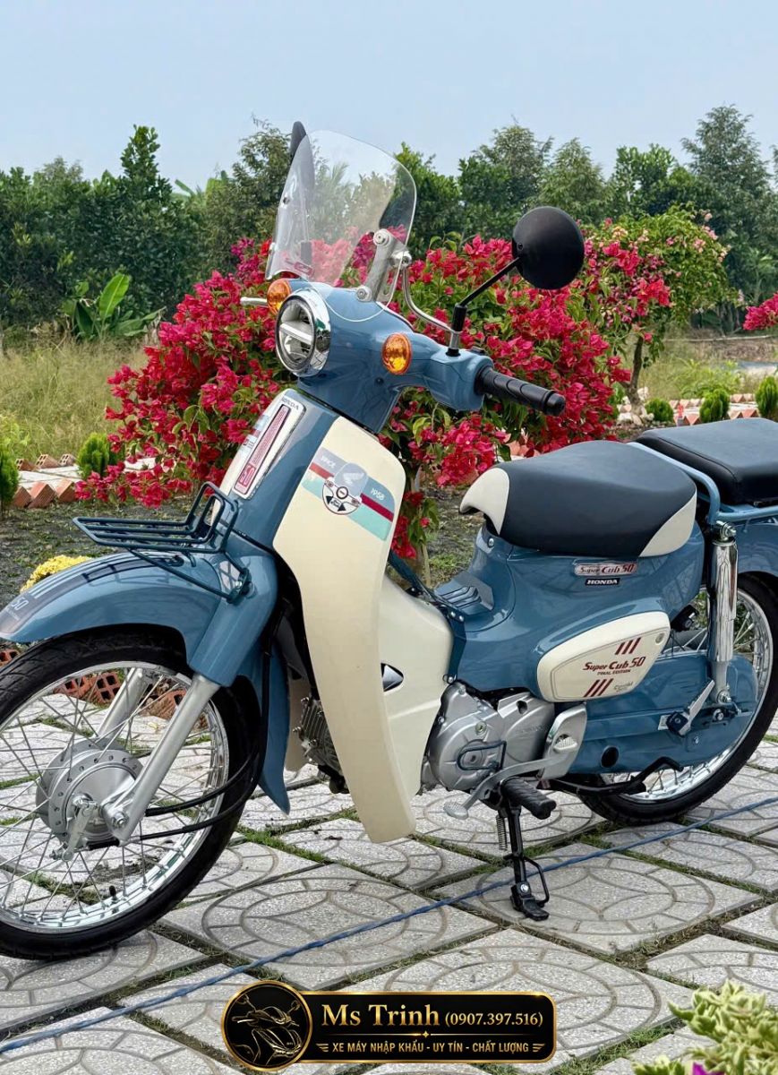 Tổng thể Honda Super Cub 50 Final Edition nhìn nghiêng nổi bật với phong cách retro Nhật cổ điển