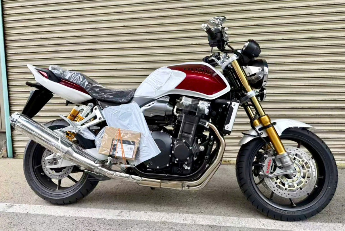  CB1300 đầu tiên được trang bị các tính năng hiện đại như hệ thống phanh ABS an toàn