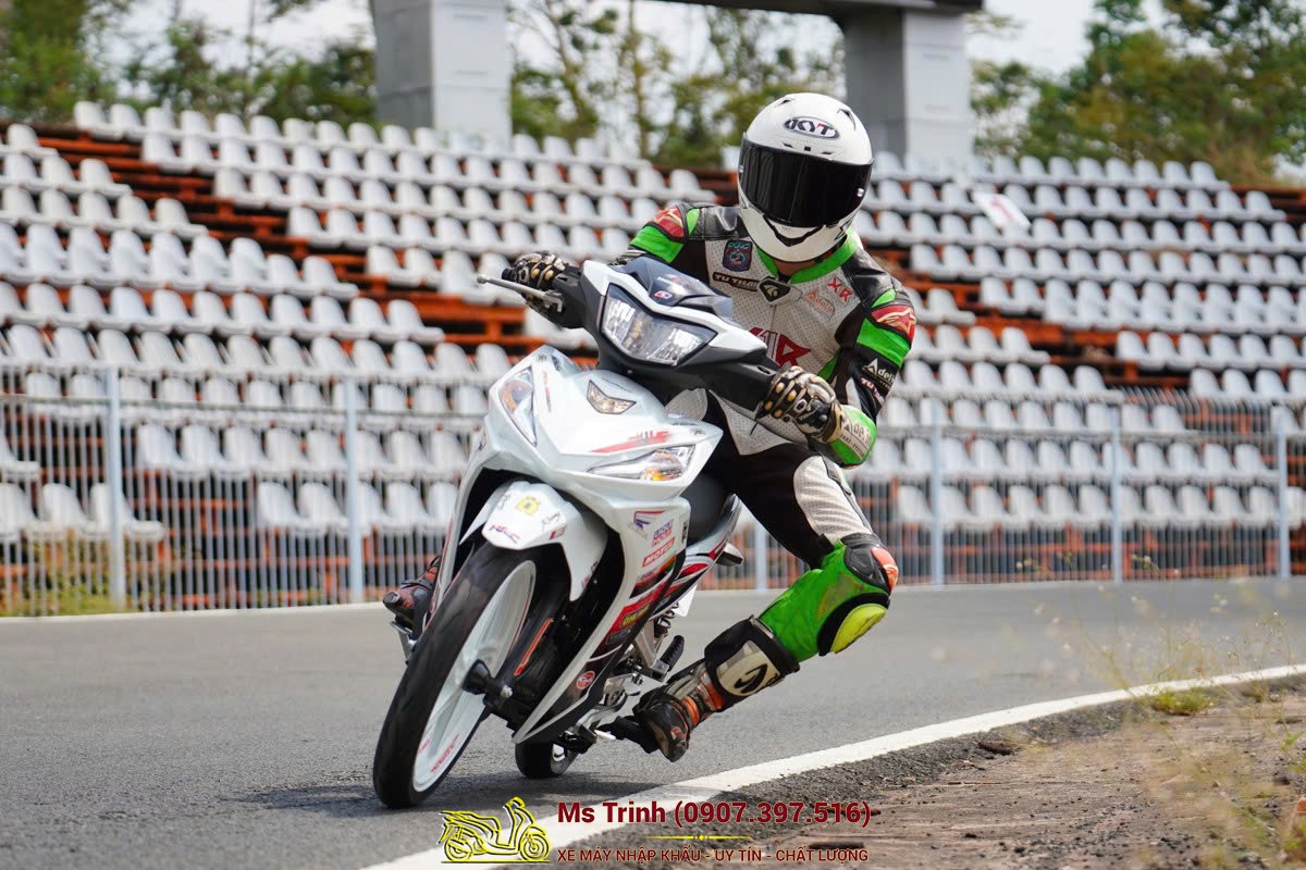 Người lái trải nghiệm Honda Dash 125 2026 trên đường track