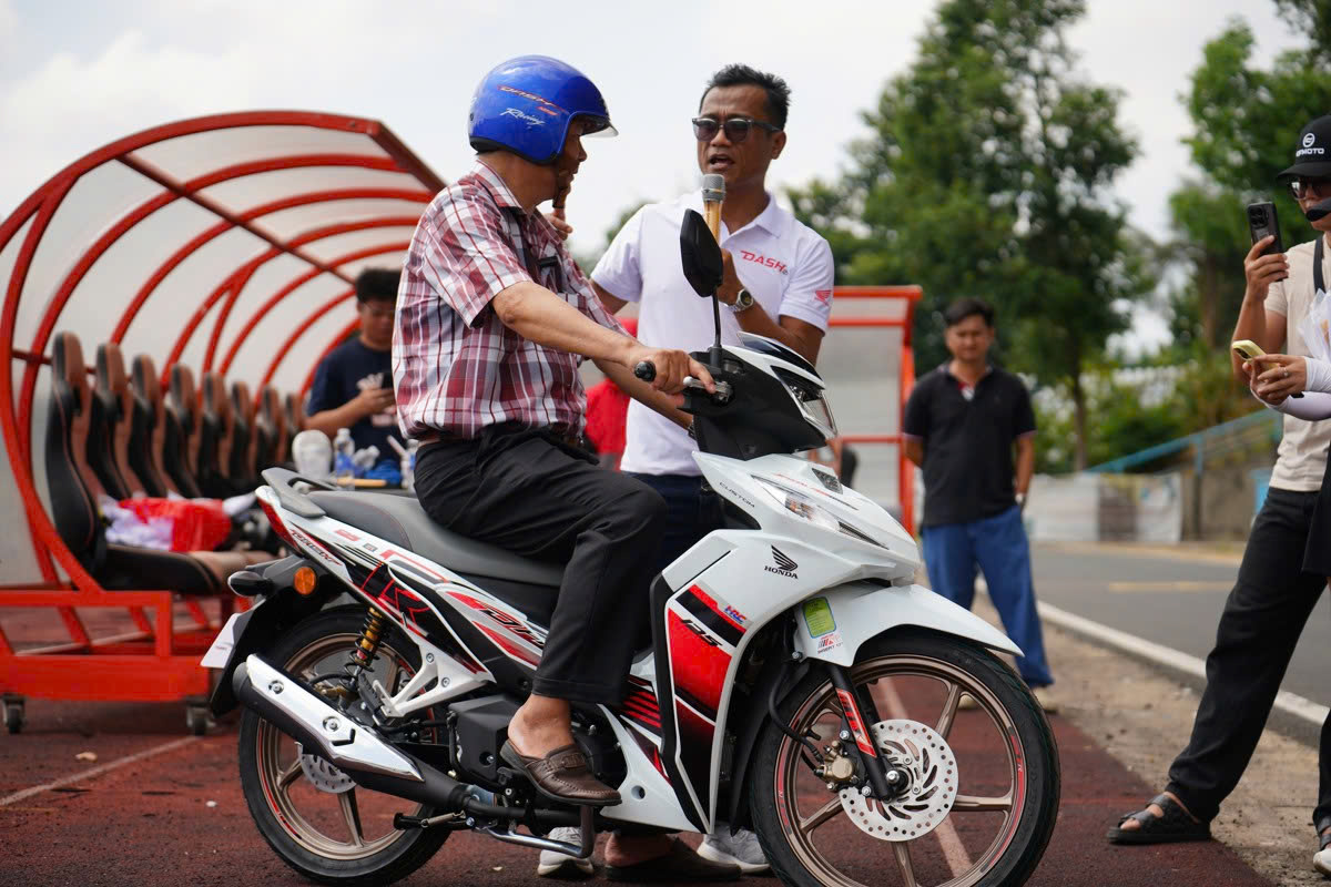 Khách tham quan check-in cùng Honda Dash 125 2026 tại Cần Thơ