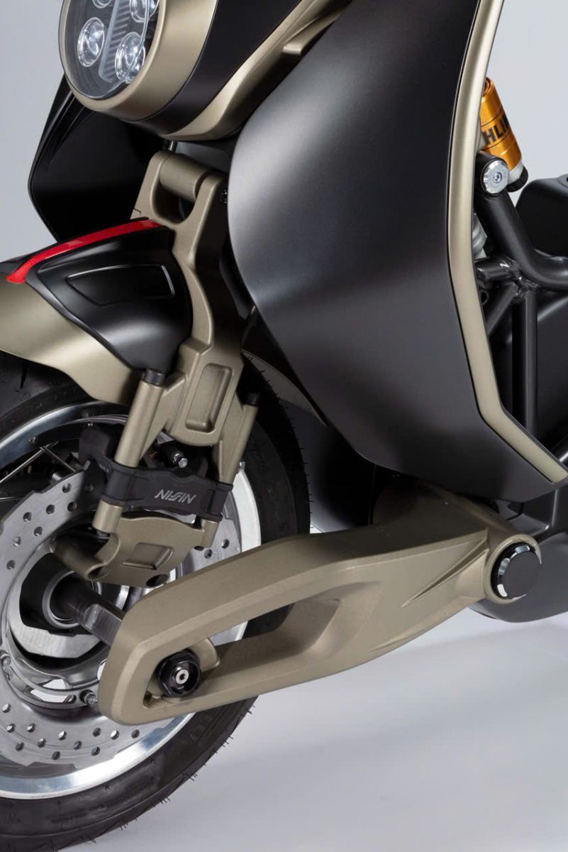 Cận cảnh càng trước Italjet Roadster 400 2026 với phanh đĩa lớn và heo dầu hiệu năng cao