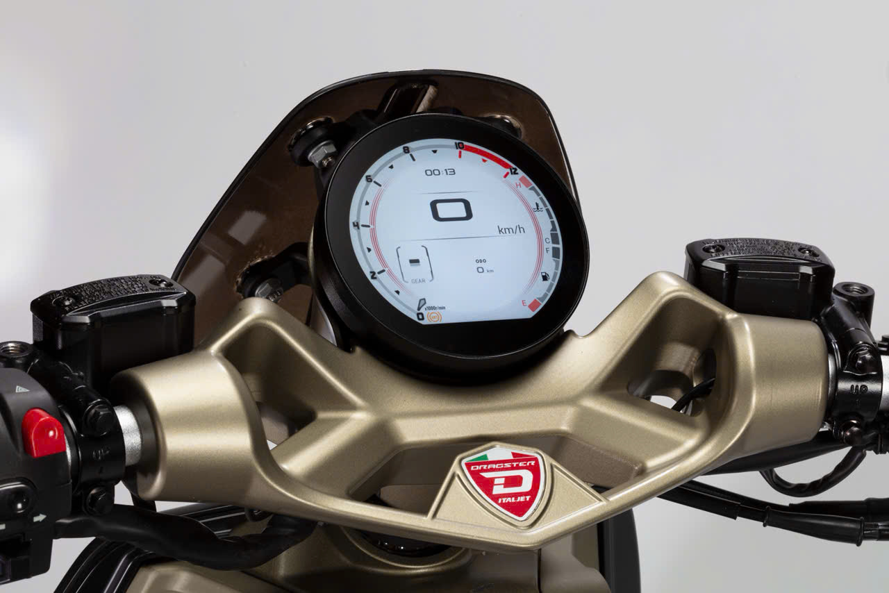 Màn hình TFT Italjet Roadster 400 2026 hiển thị thông số hiện đại rõ nét khi vận hành